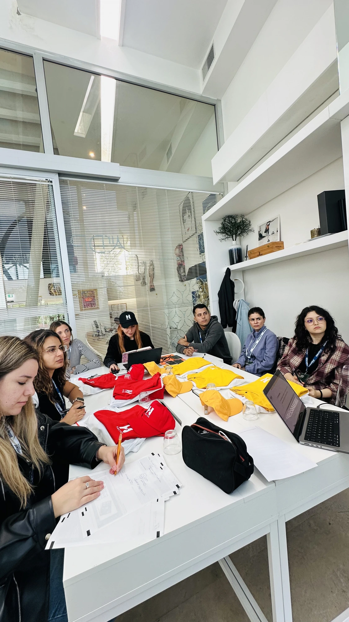 Sessione di lavoro del bootcamp attorno al tavolo con il kit H-Factor
