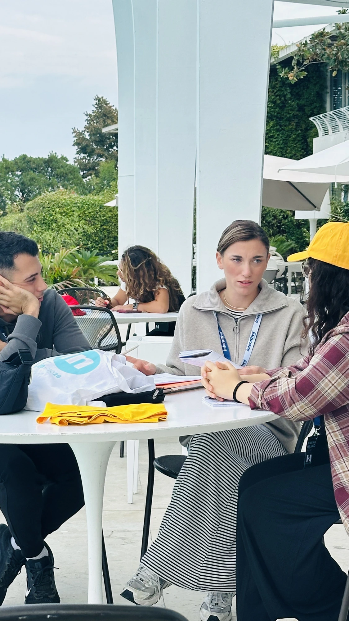 Partecipanti del bootcamp in confronto all'aperto