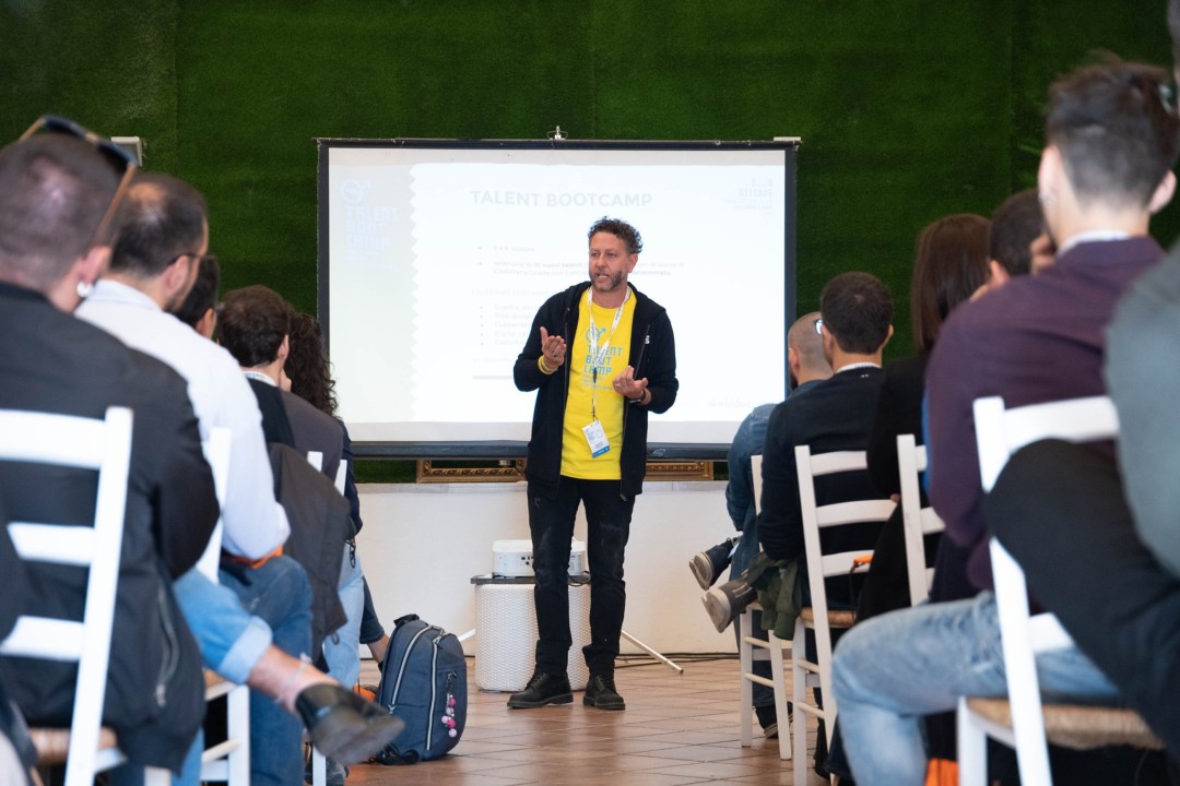 Francesco G. Lamacchia mentre guida una sessione di bootcamp